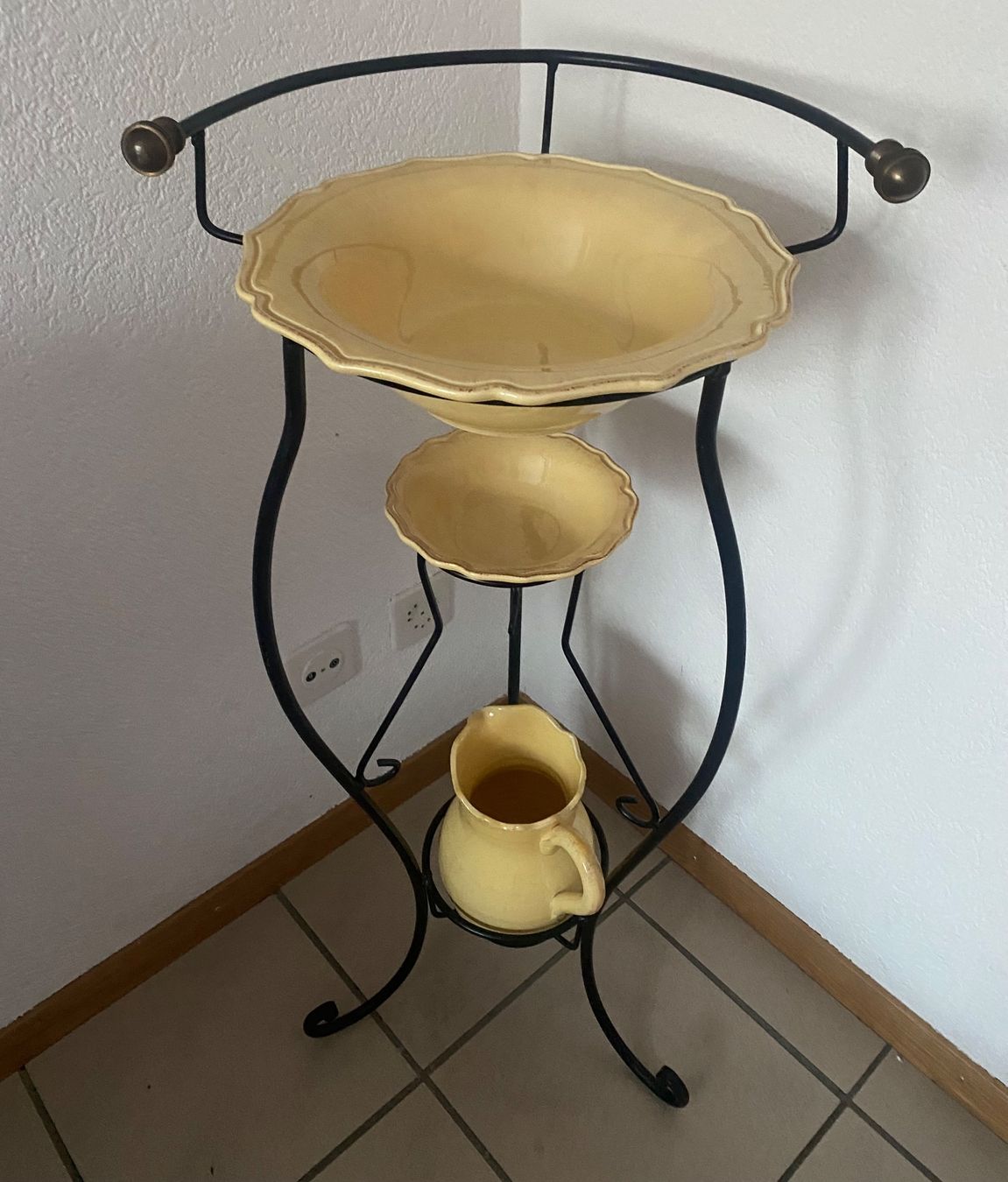 Kommoden: Schöner Waschtisch Italienische Design – Gebraucht aus Zäziwil von Emlea