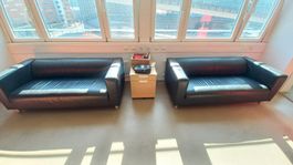 2 schwarze Ledersofas verfügbar (IKEA)
