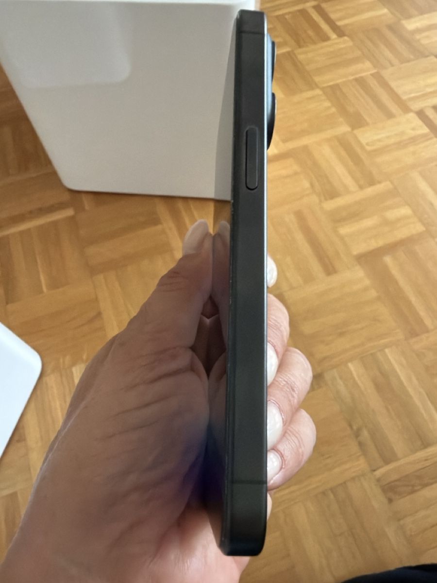 Apple Telefoni cellulari / Smartphones: iPhone 15 pro black 128GB – Usato da Fribourg venduto da Ginie1 1