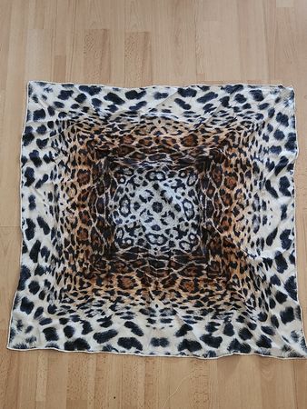 Foulard carré soiev motif léopard bon état général 