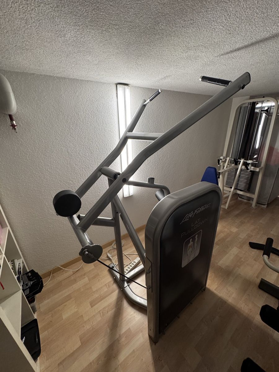 Vélos d'appartement: Lat Pulldown Machine - Life fitness – D'occasion à Stallikon par domi_7 2