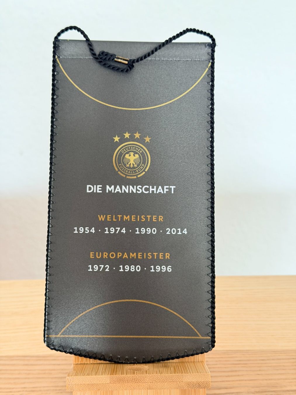 Bandiere: DFB Wimpel - Die Mannschaft - schwarz – Nuovo (secondo la descrizione) da Binningen venduto da samorga21 1