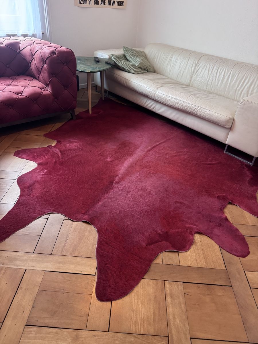 Tapis: Roter Kuhfellteppich – Neuf (Voir description) à Bern par IndiaJL