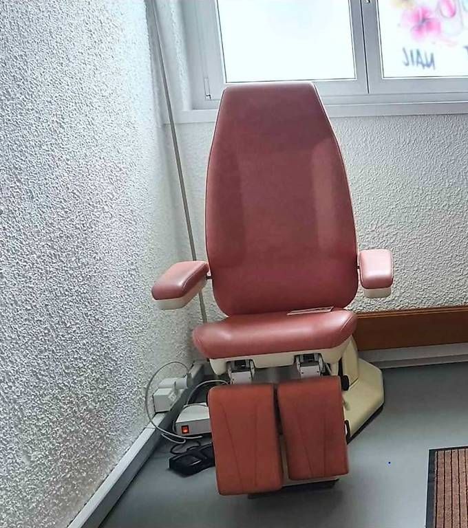 Kosmetik-& Massageliegen: Chaise pour pédicure électrique – Gebraucht aus Cossonay-Ville von haj_8vxy