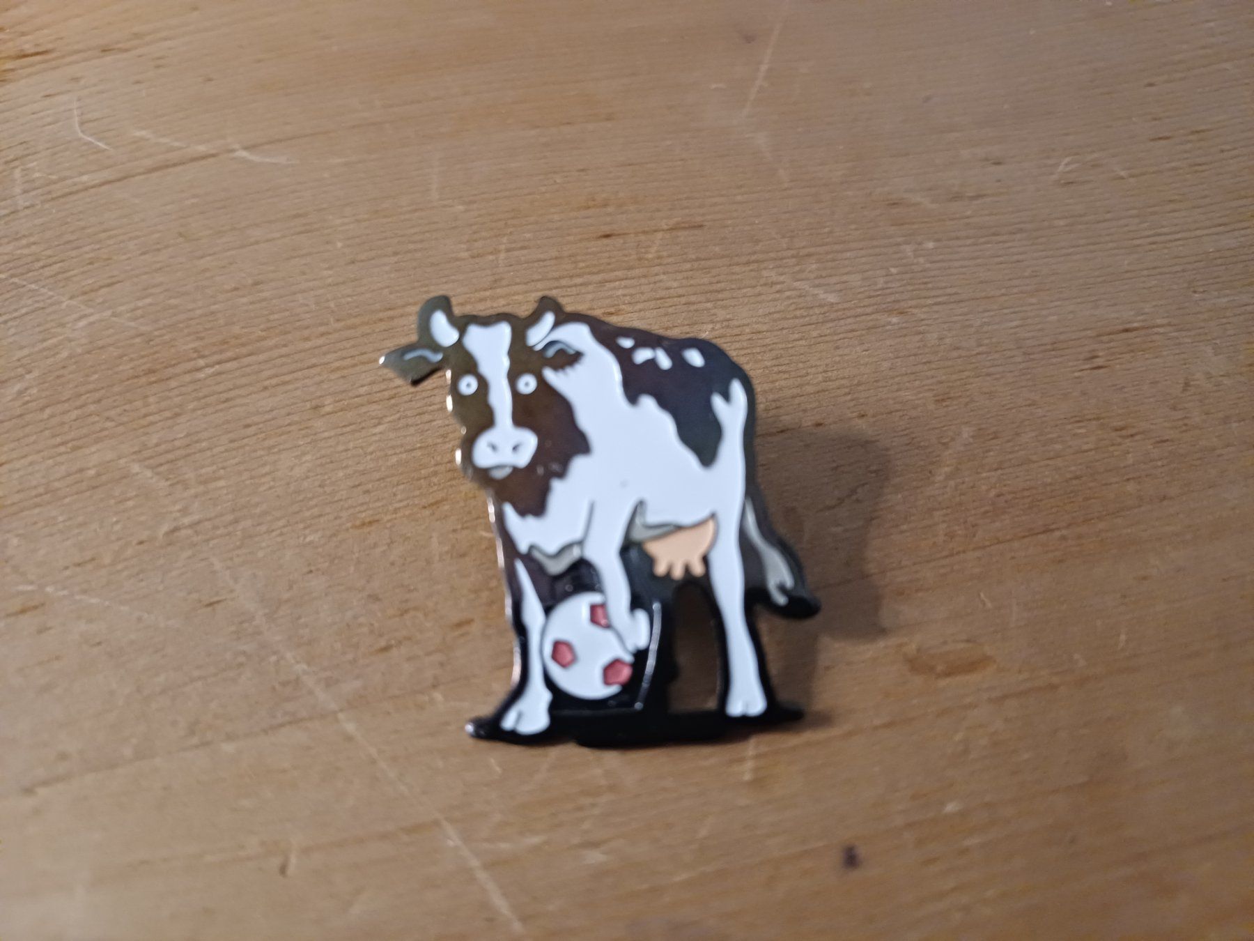 Placchette & Badge: Kuh Pin Anstecker – Nuovo e nell'imballaggio originale da Jona venduto da Rreto71