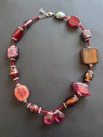 Collier fantaisie bohème en verre rouge et rose