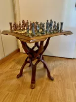 Schachtisch Helena Wood Art mit Metallfiguren antik