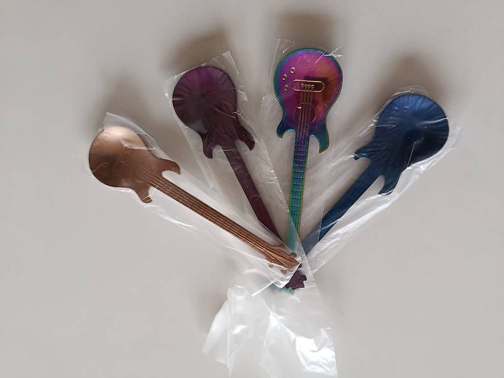 Löffel: 4 Kaffeelöffel in Gitarrenform – Gebraucht aus Olten von J.Gr 1
