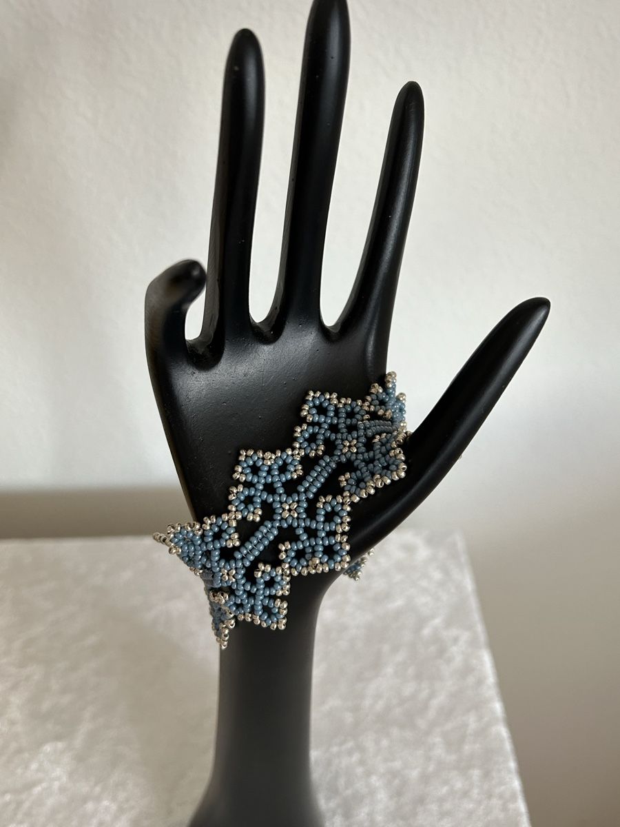 Bracciali & Braccialetti: Handgemachtes Perlenarmband, elegant, blau – Nuovo e nell'imballaggio originale da Ettiswil venduto da nat_9vgc