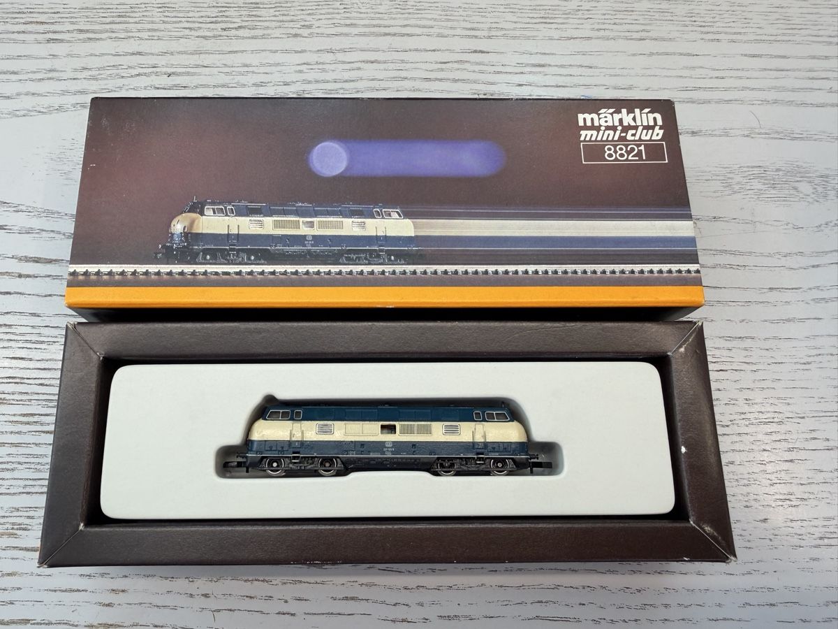 Märklin Modellini di ferrovie: Märklin 8821 DB BR 221 – Usato da Lupsingen venduto da New-Haven 1