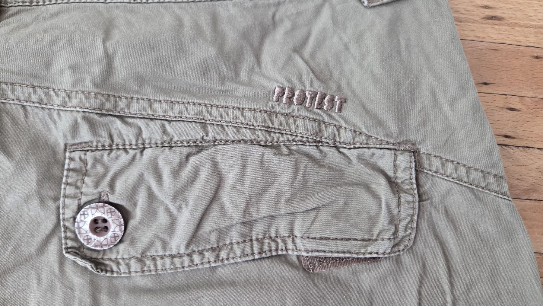Protest Pantaloni: Kurze Hose Damen Protest  – Usato da Winterthur venduto da sandi99