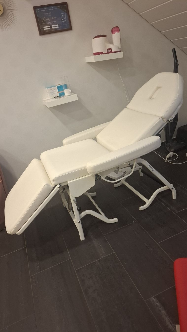 Lettini & sedie per cosmetici: Kosmetikliege weiss  – Usato da Gossau SG venduto da zor_k6yd
