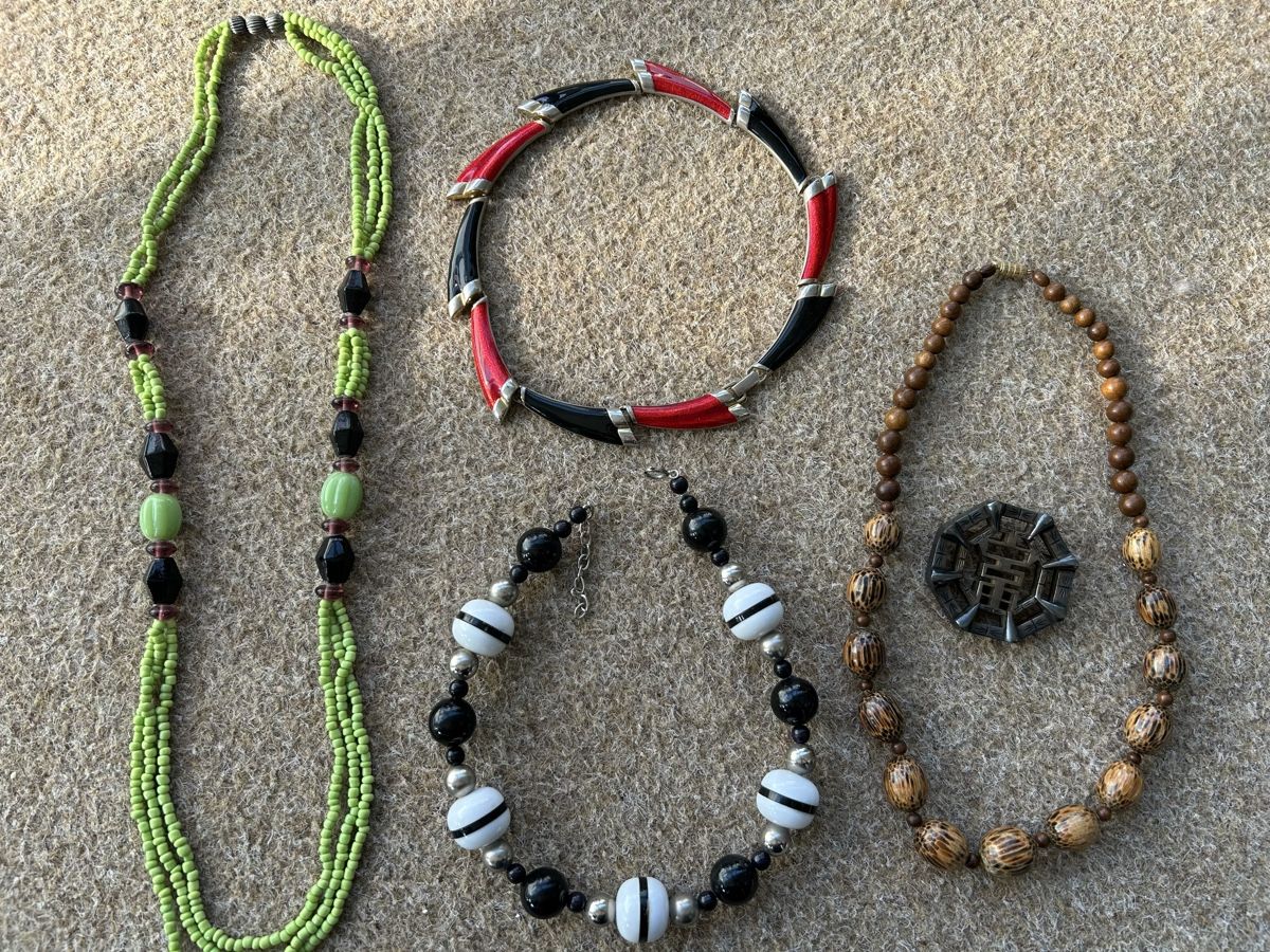 Catenine: Schmuck Vintage Ketten Brosche Schnäppchen – Usato da Birsfelden venduto da Exclusivity