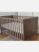 Ikea Babybett dunkelbraun mit Matratze guter Zustand