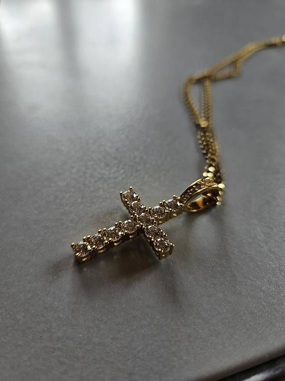Ketten: Kette mit Kreuz und Edelsteinen – Gebraucht aus Cazis von Morrisb