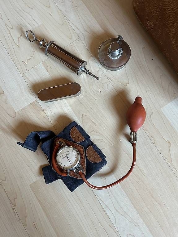 Borse: Ancienne trousse médicale en cuir et ses accessoires.  – Usato da Vouvry venduto da Vouvrisa 1