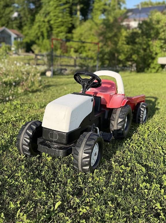 Fahrzeuge für Kinder: Spielzeug Traktor mit gratis Anhänger dazu – Gebraucht aus Stäfa von Tschimmen 1