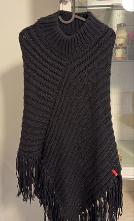 Poncho donna nero lavorato a maglia con frange taglia unica