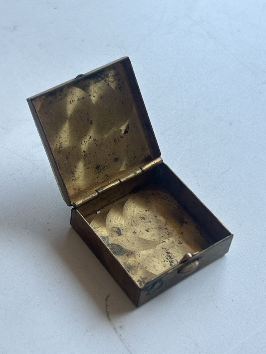 Tutte le decorazioni: Kleine Dose Messing Perlmutt Deckel alt (S28) – Usato da Neuenhof venduto da SchnaeppliAllerlei 1