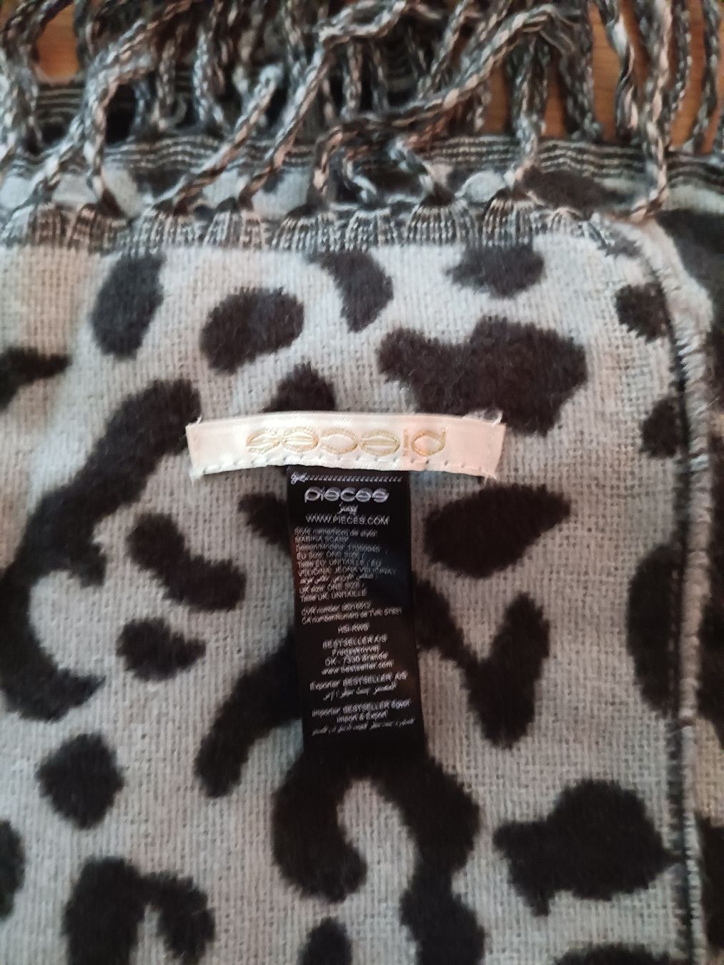 Foulards, Tücher & Schals: Wunderschöner Pieces Schal, grau/schwarz, mit leomuster, Top – Gebraucht aus Stansstad von leoni66 2