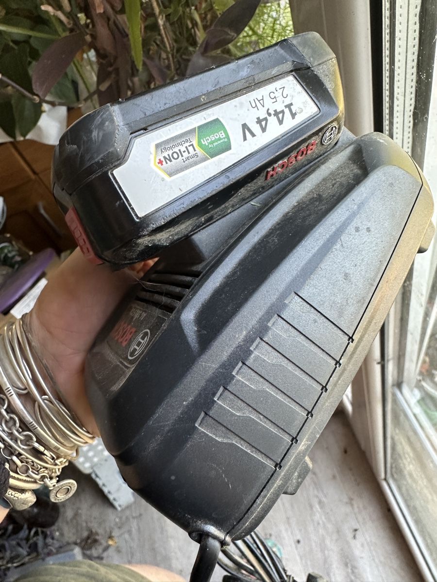 Bosch Caricatori & Batterie: Bosch Ladegerät mit Akku 14.4V 2.5Ah – Usato da Wil AG venduto da Rajaluna