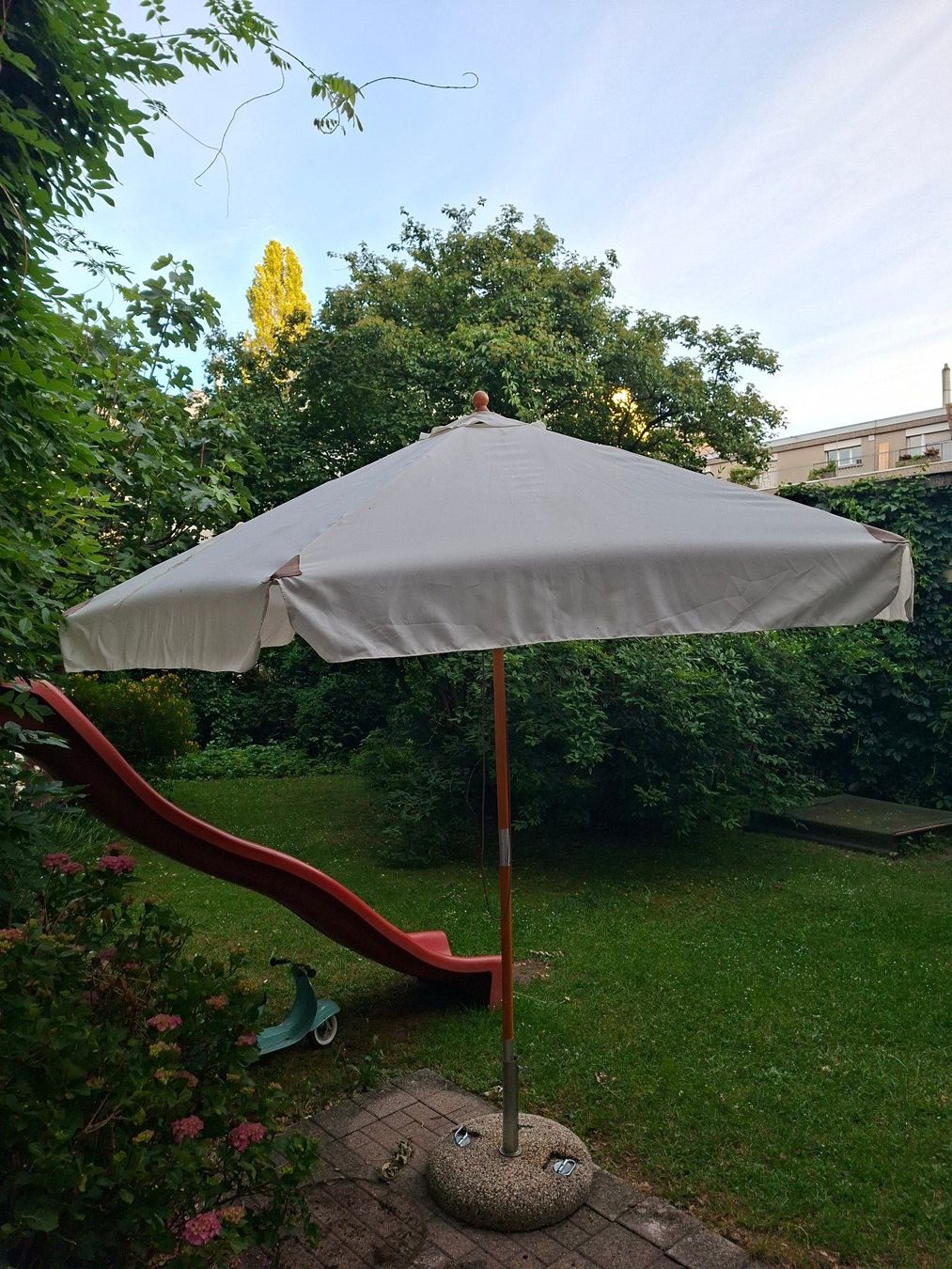 Ombrelloni: Sonnenschirm mit Betonsockel – Usato da Bern venduto da lepete