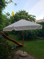 Sonnenschirm mit Betonsockel