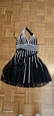 Sommerliches Neckholder Kleid, schwarz-weiss gestreift