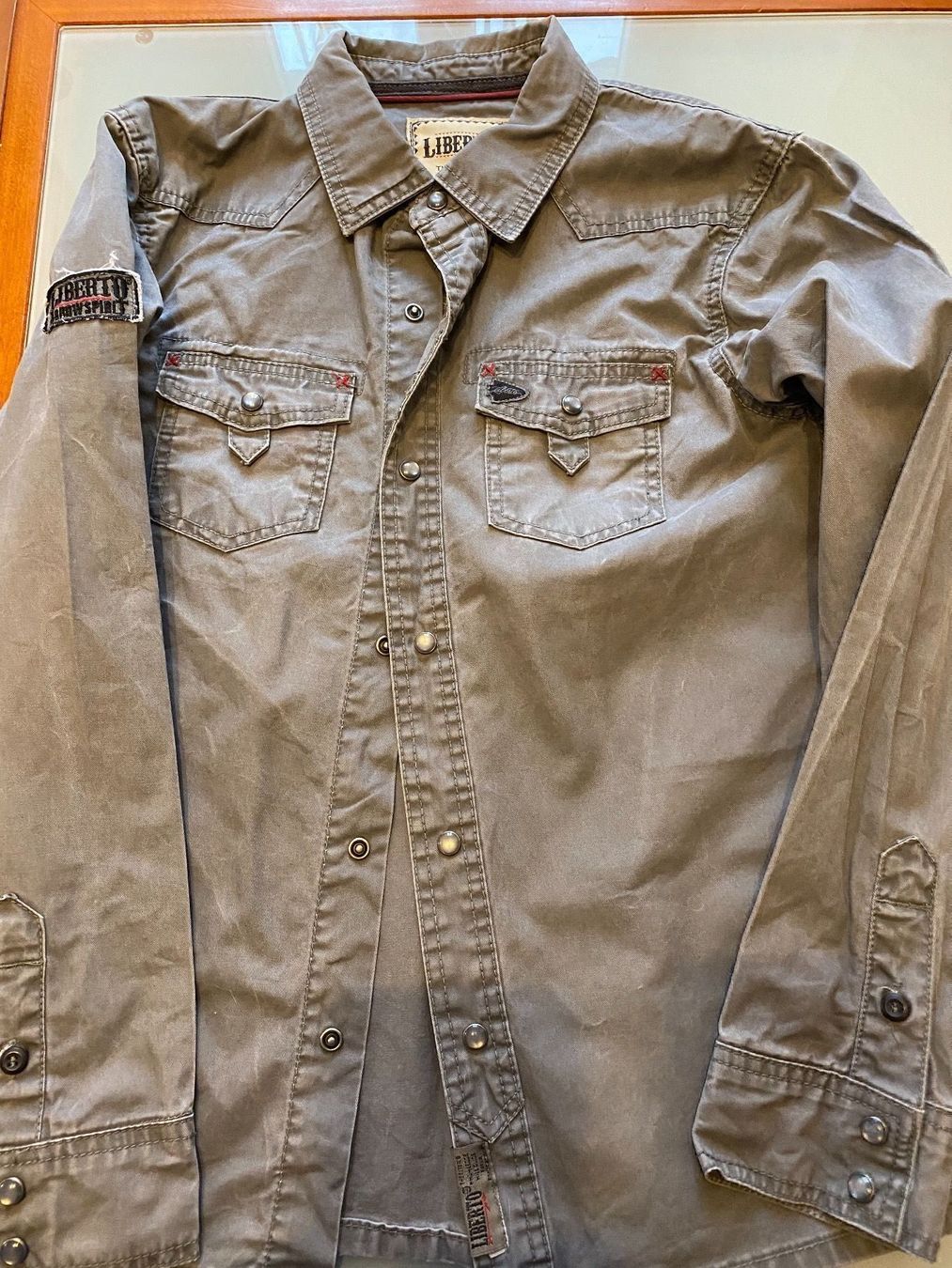 Hemden, T-Shirts & Polos: Chemise garçon manche longue T.164 – Gebraucht aus Le Brassus von lionete02