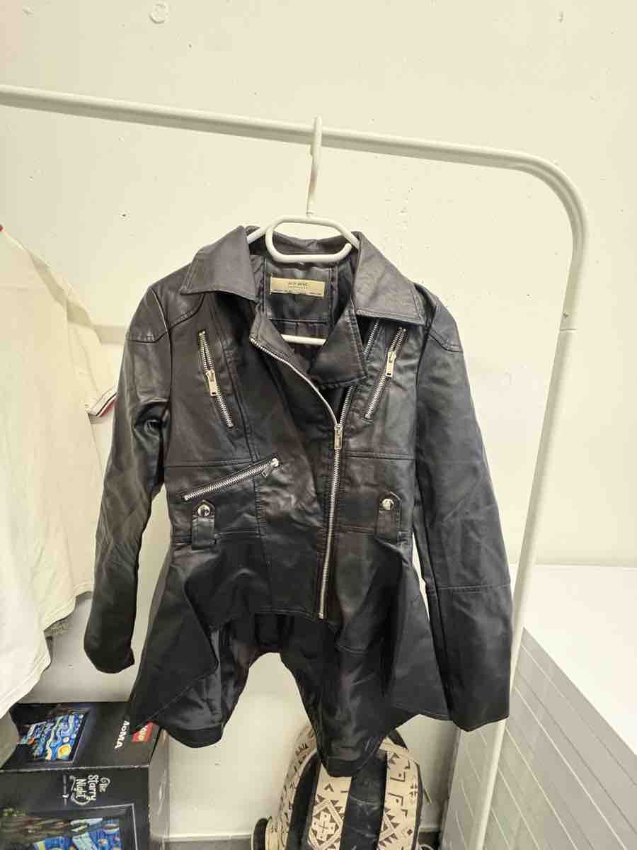 Vestes: Giacca in similpelle AFTE BASIC nera, come nuova – Neuf (Voir description) à Giubiasco par mol_f9mf
