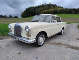 Mercedes-Benz 230 Oldtimer kleine Flosse Jahrgang 1965 W110