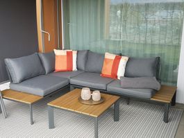 Gartenlounge mit Tisch von Livique
