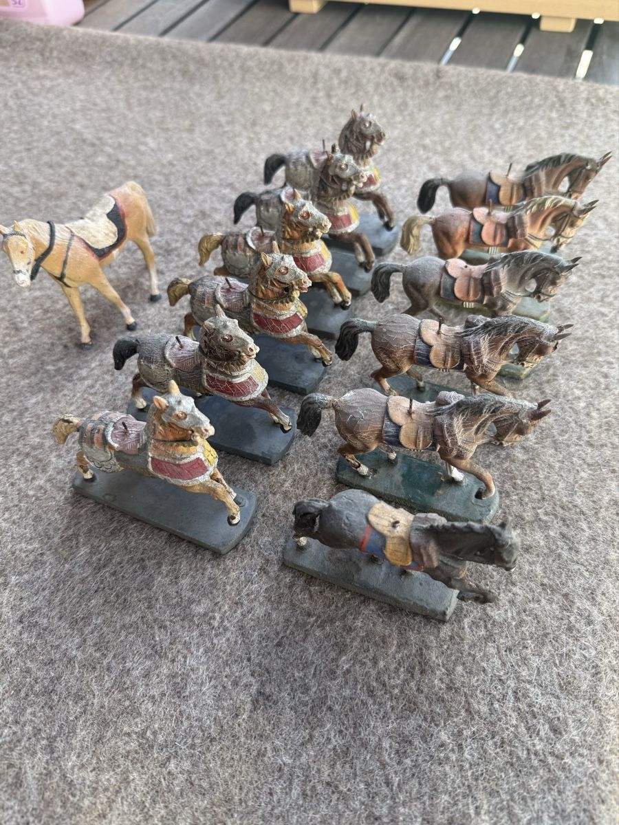 Spielzeuge: 13 figurines de chevaux – Gebraucht aus Fribourg von Ardoffel