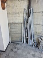 Zaunpfosten und Lichtschachtgitter mit Rahmen