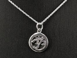 Om Anhänger mit feine Kordelkette aus Silber 925