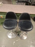 2 Barhocker schwarz drehbar gebraucht mit Gebrauchsspuren