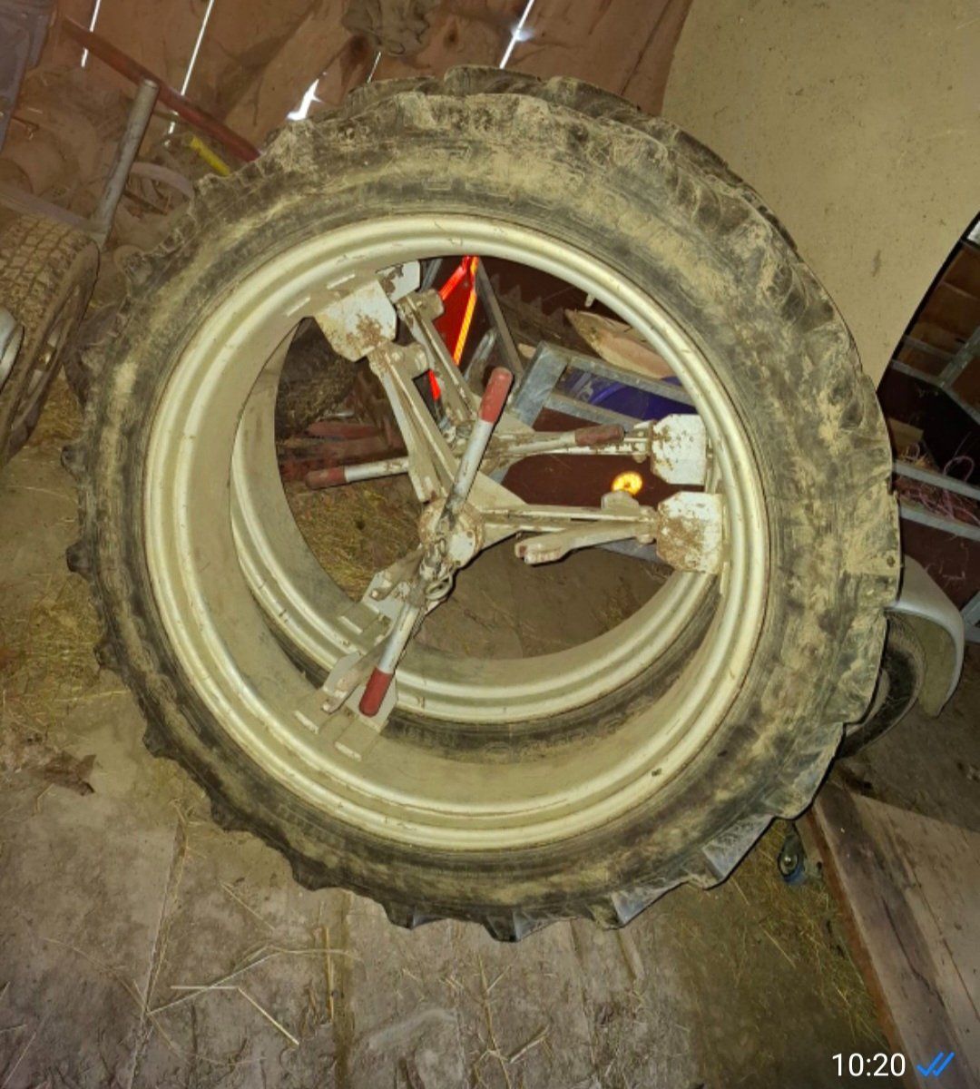 Taurus Pneus & Roues: Traktor Doppelrad 230/95 R36 – D'occasion à Beinwil SO par bas_dgy2