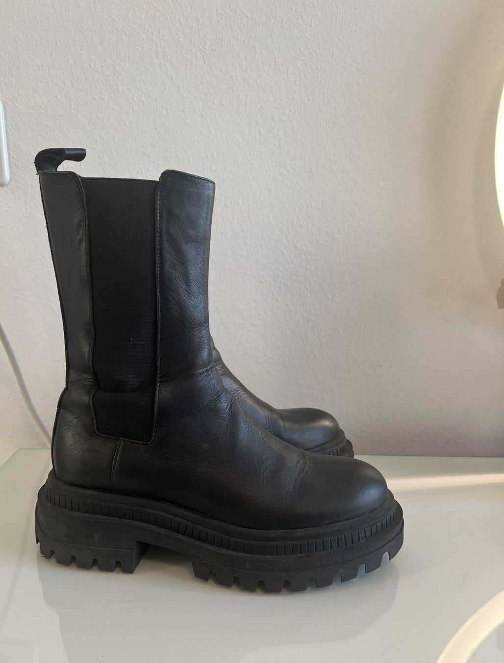 Bershka Scarpe da donna: Bershka Schwarze Lederstiefel EU 37 – Usato da Bülach venduto da deinmica 1