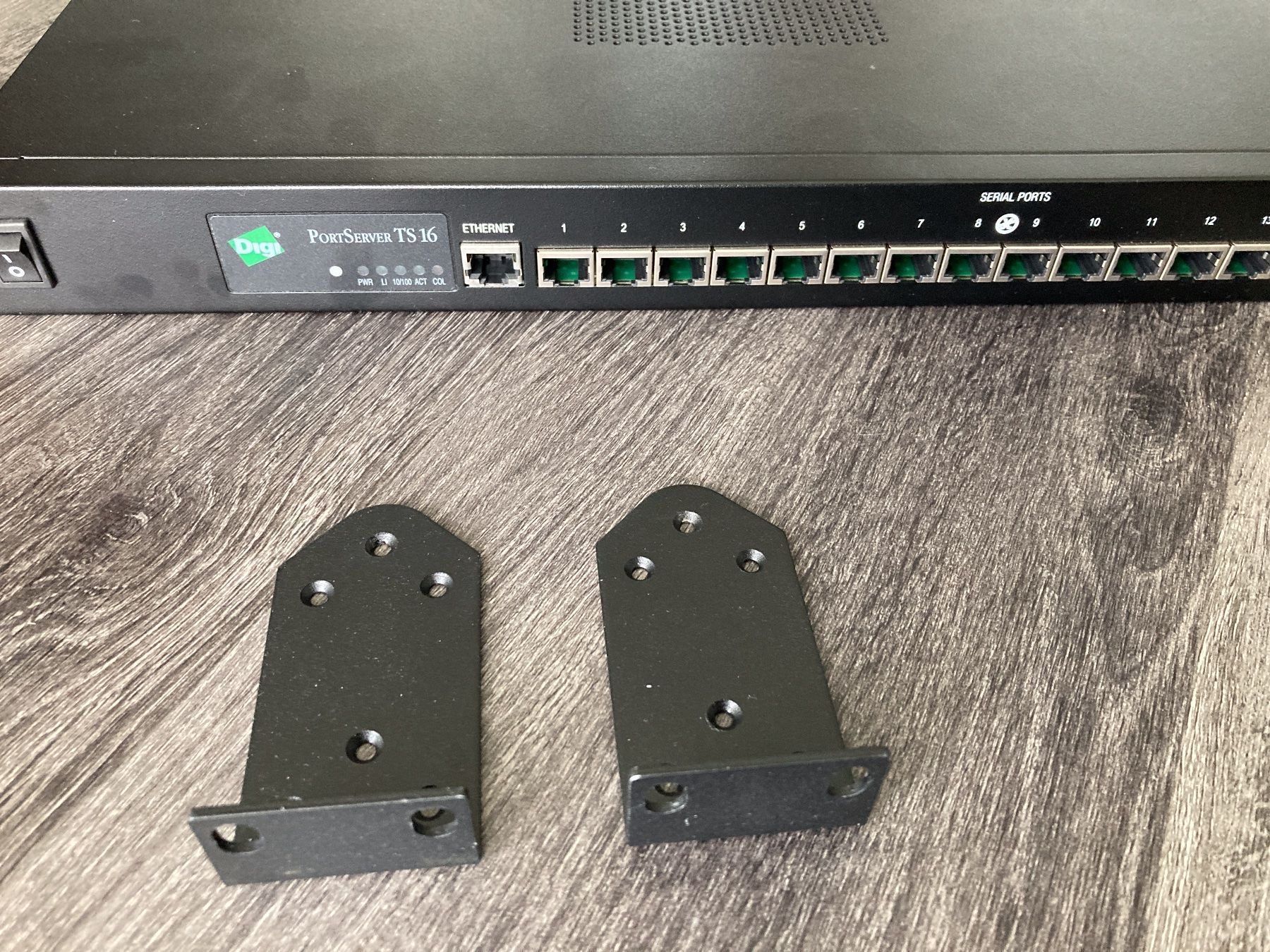 Serveurs: Digi  PortServer TS16 50000854-01 – D'occasion à La Plaine par sil4555 1