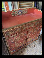 Meuble tibétain rouge peint à la main motifs traditionnels