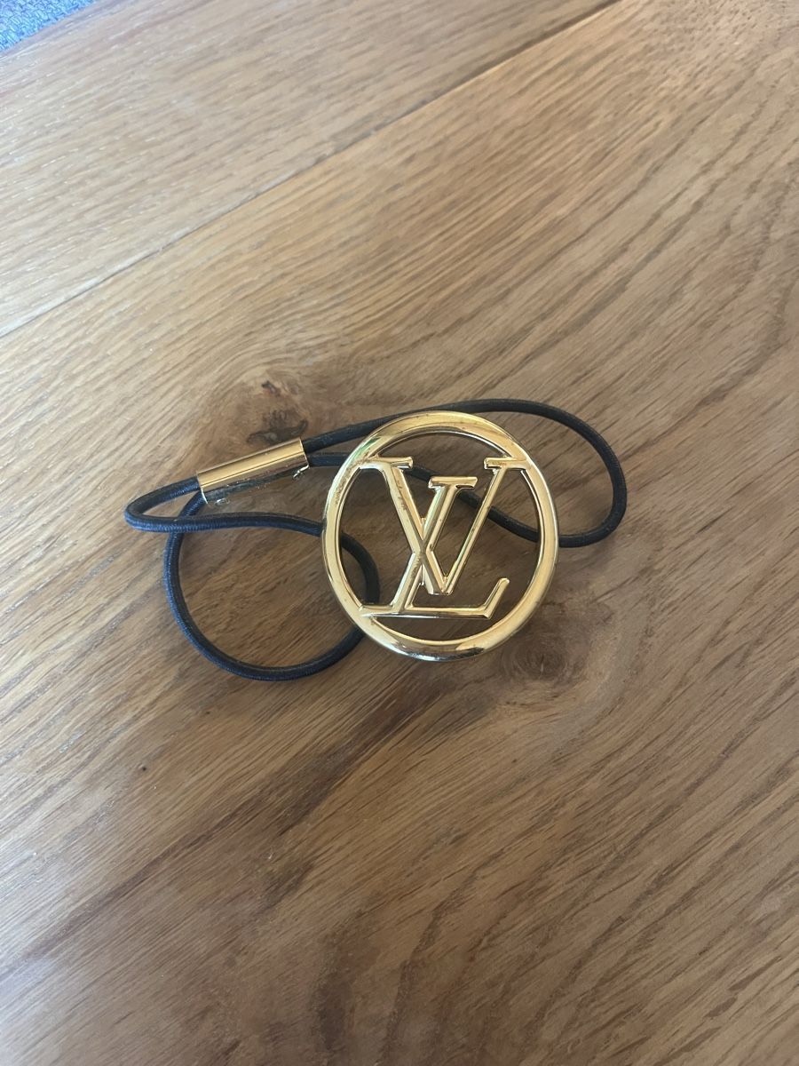 Haarschmuck: Louis Vuitton Haargummi mit Box – Gebraucht aus Chur von cel_9zx2