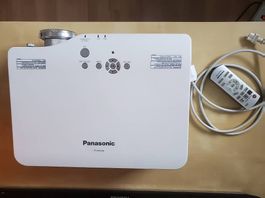 Panasonic PT-AX200E Beamer mit Fernbedienung, gut erhalten