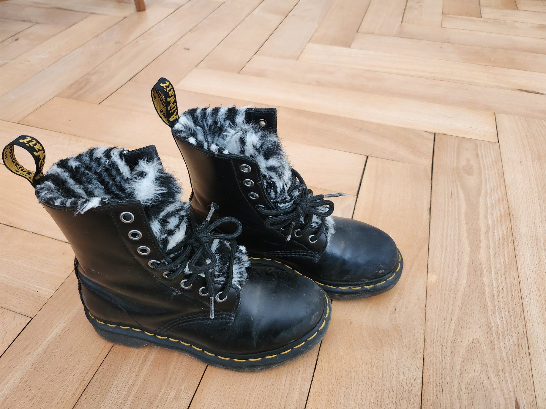 Dr. Martens Scarpe per ragazze: Dr. Martens Boots schwarz mit Fellfutter Gr. 36, gebraucht – Usato da Zürich venduto da rak_t2vf 1