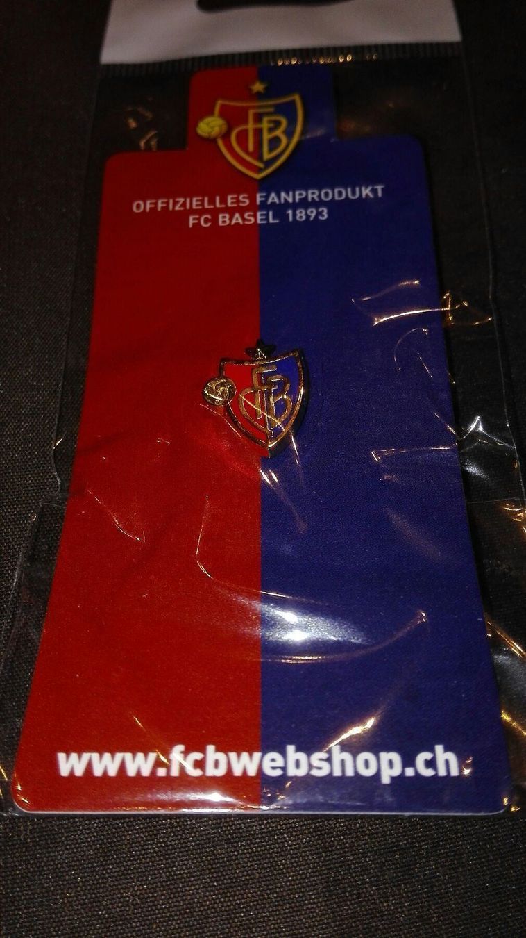 FC Basel Placchette & Badge: FC Basel Pin – Nuovo e nell'imballaggio originale da Zofingen venduto da Justice79 2