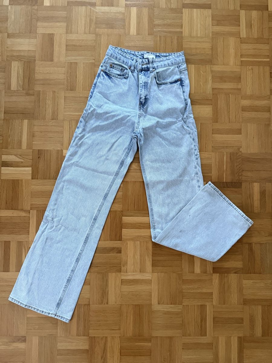 H&M Jeans: Hellblaue baggy H&M Jeans – Usato da Binningen venduto da zoemaya