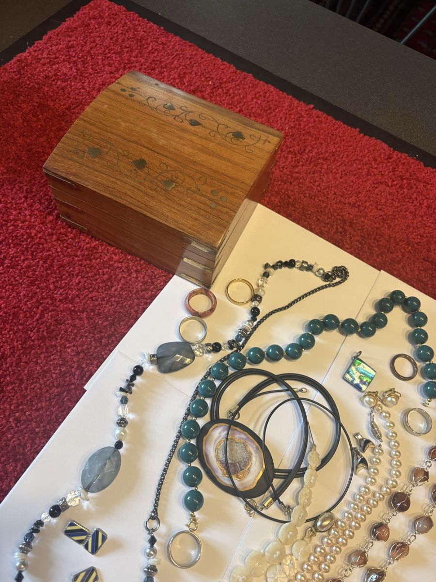 Autres bijoux: Mode Schmuck mit Holz Schatulle  – D'occasion à Murten par Tzaugg 3
