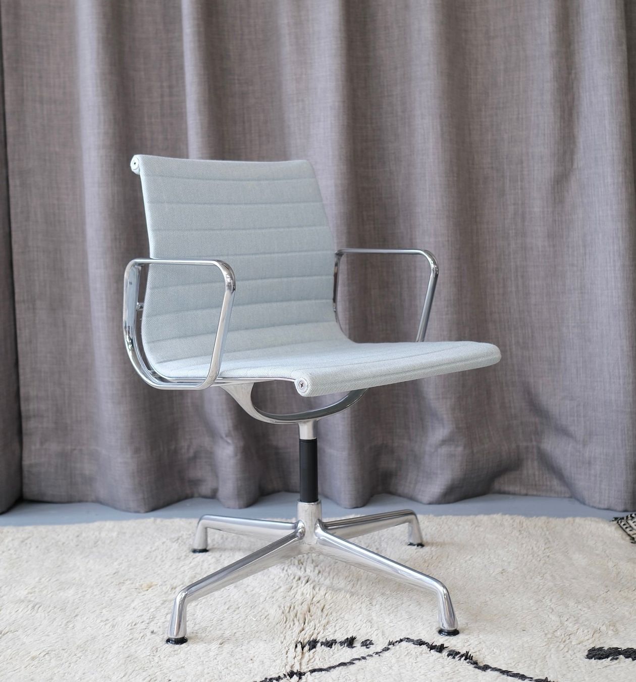 Vitra Sedie: Vitra EA 104 Aluminium chair Eames – Usato da Bern venduto da Zmodern_CON 2