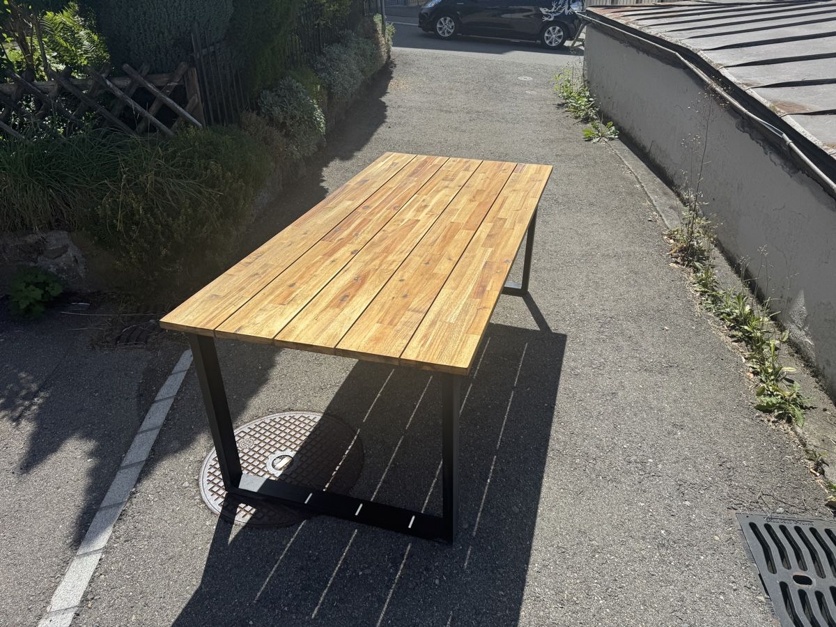 Tables: Massiver Holzgartentisch – D'occasion à Mönchaltorf par DRUG-TITO 3