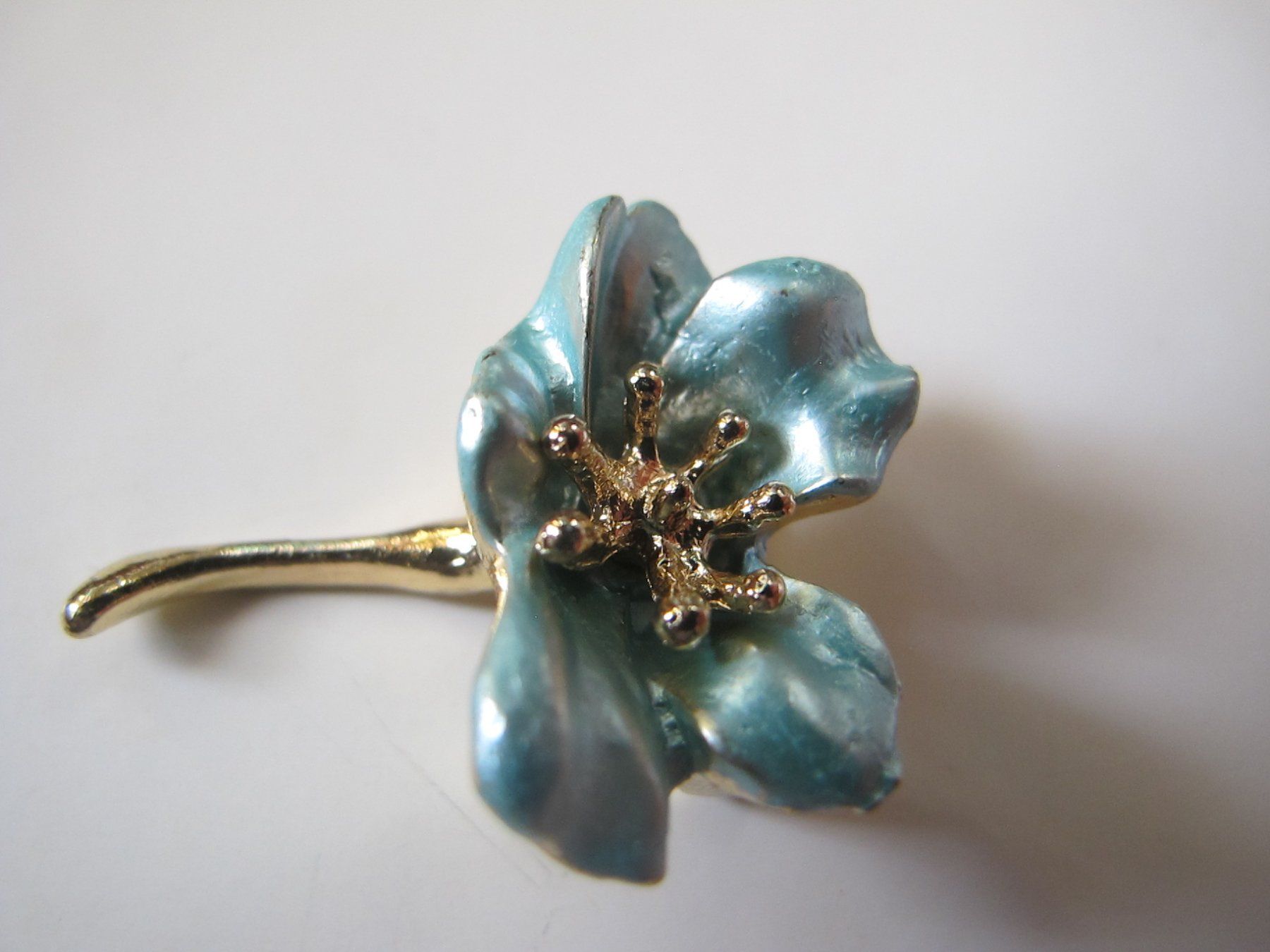 Broches & Aiguilles: Hübsche Brosche Blume türkis goldfarben – Neuf (Voir description) à Löhningen par Chimae67 1