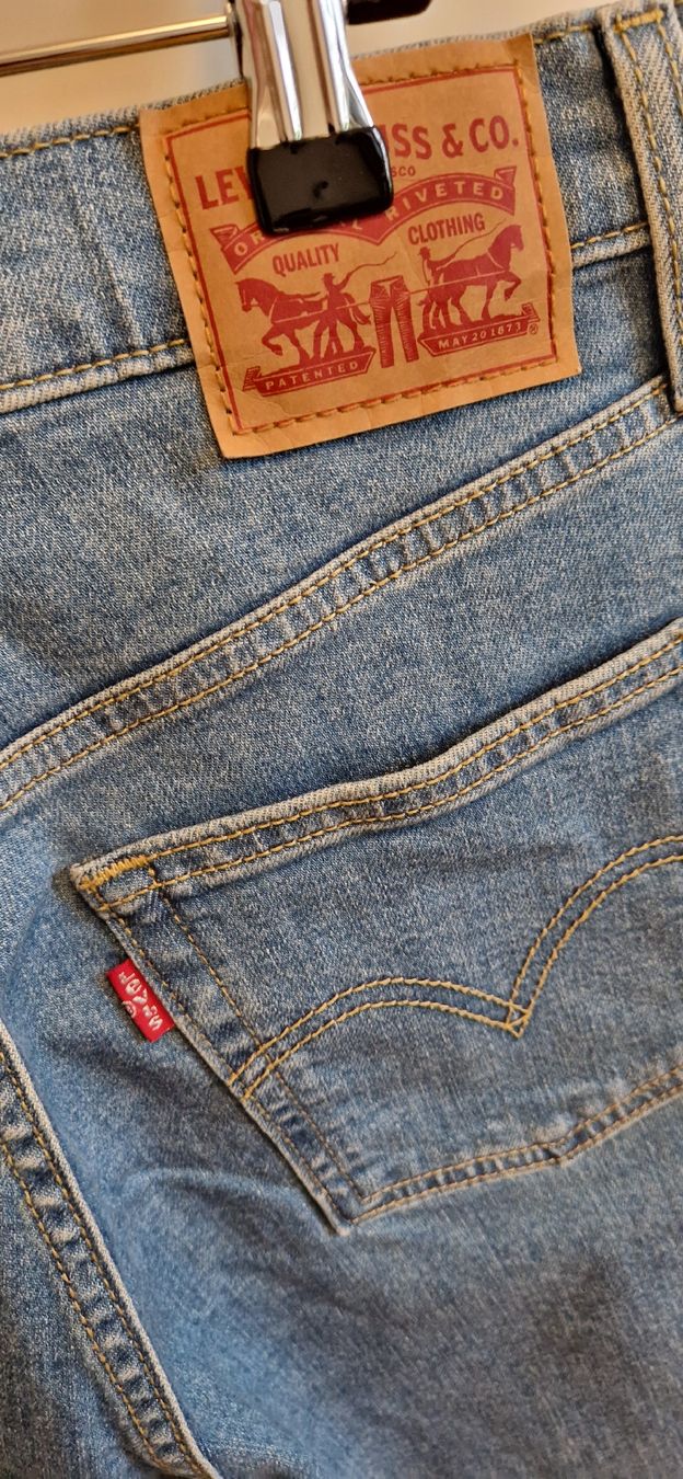 Levi's Jeans: Levis Mom Jeans hellblau 28 – Nuovo (secondo la descrizione) da Zürich venduto da c.line89 2